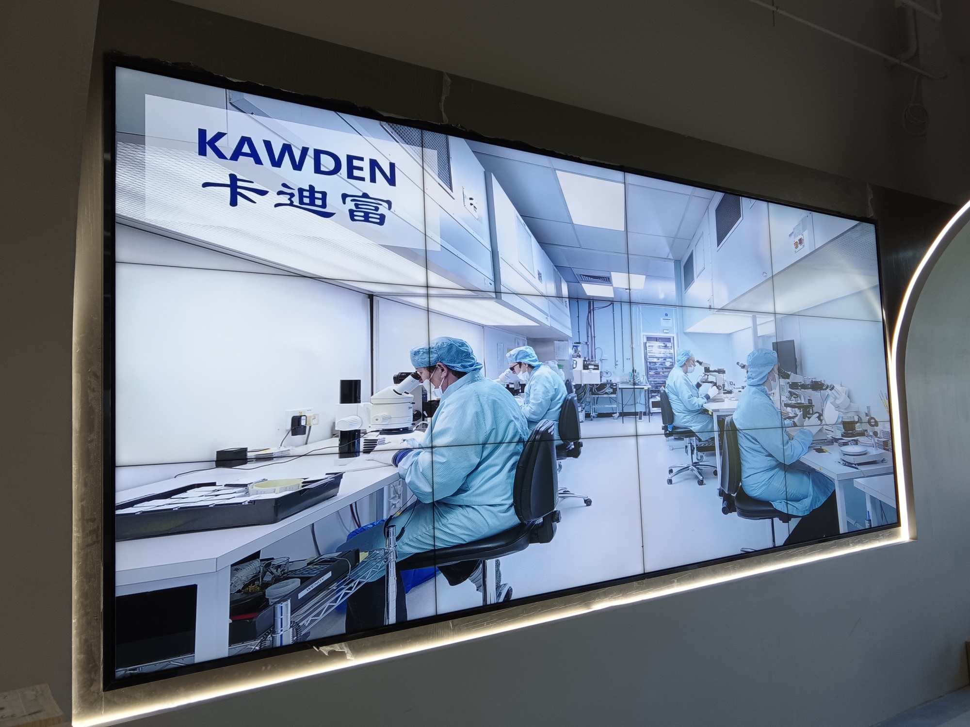 卡迪富46寸窄拼缝液压支架拼接屏点亮上海检测展厅新视界