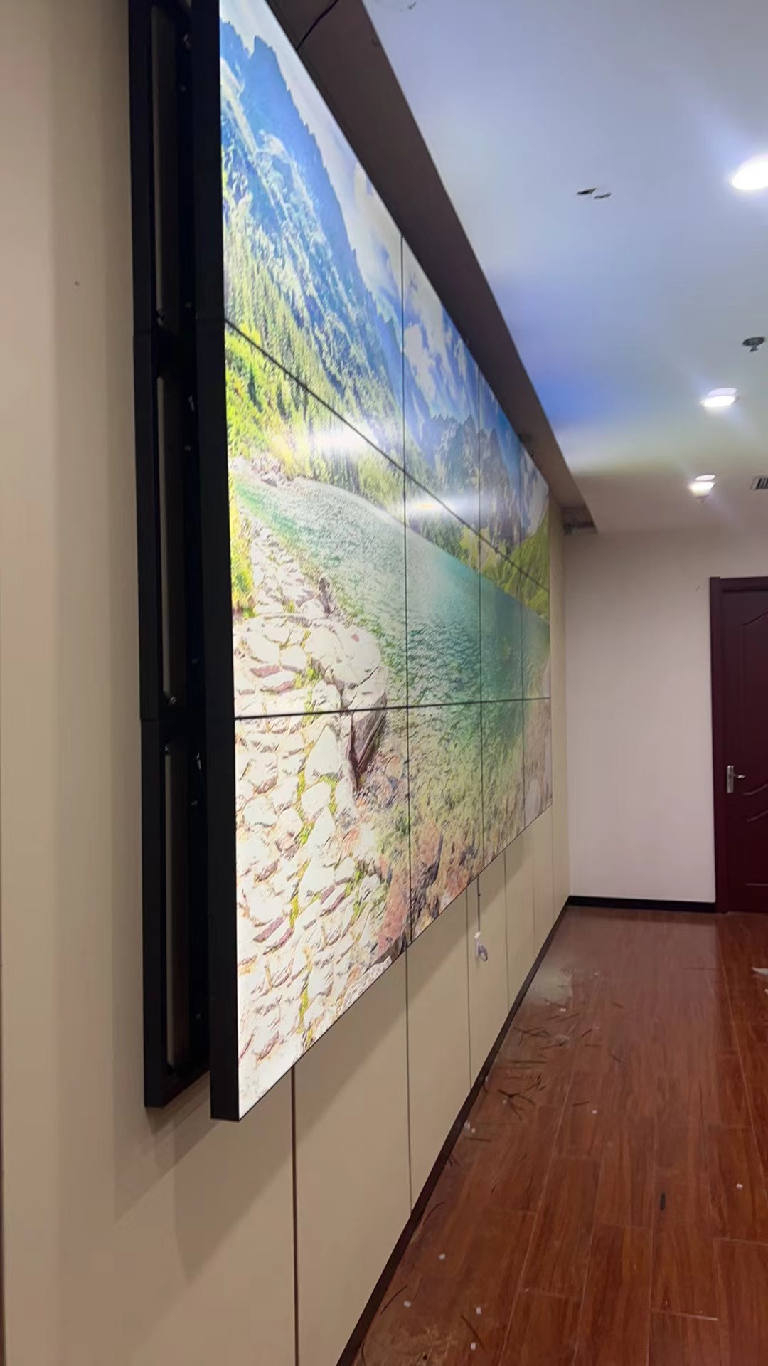 政务中心会议室46寸3X4液晶拼接屏液压支架安装（侧面）