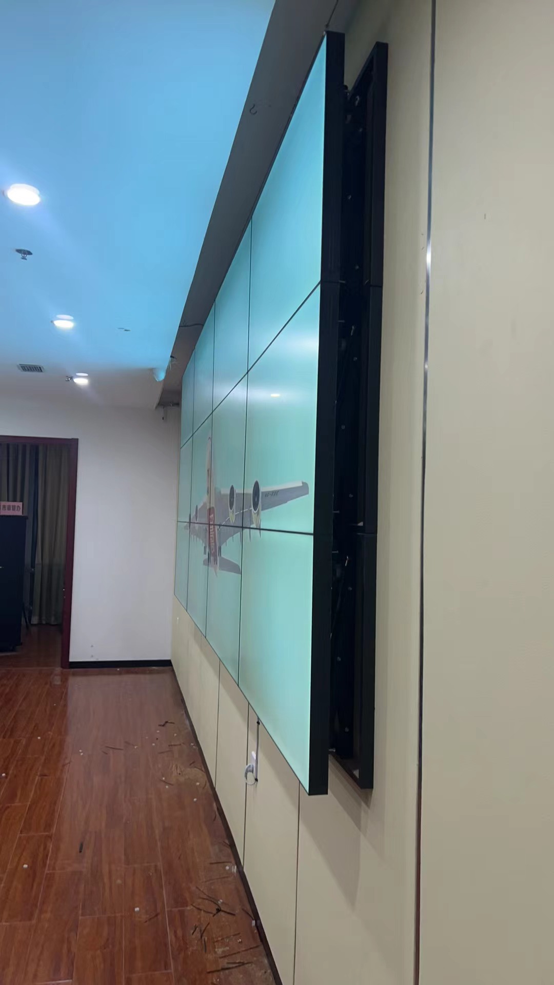 政务中心会议室46寸3X4液晶拼接屏液压支架安装（侧面）